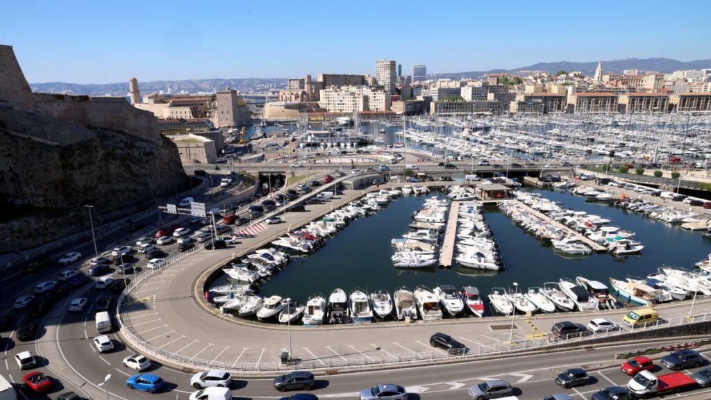 Une grue se casse sur un bateau au Vieux-Port de Marseille lors d’une opération de levage.