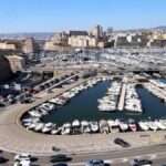 Une grue se casse sur un bateau au Vieux-Port de Marseille lors d&rsquo;une opération de levage.