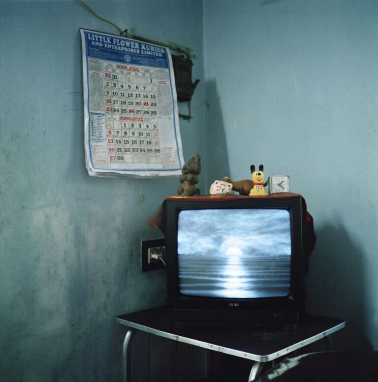 Olivier Culmann explore les regards perdus dans l’univers de la télévision contemporaine.