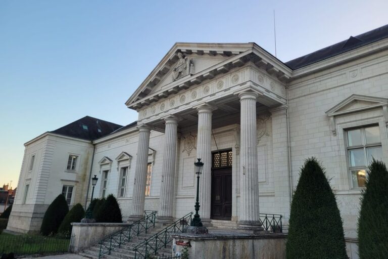 Harcèlement sexuel : un maire face à l’une de ses accusatrices en France