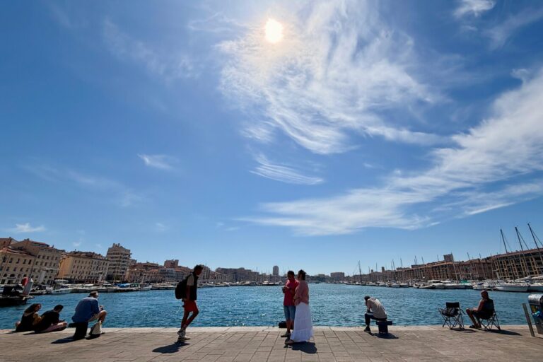 Canicule et alerte pollution à Marseille : accès gratuit aux transports et piscines.