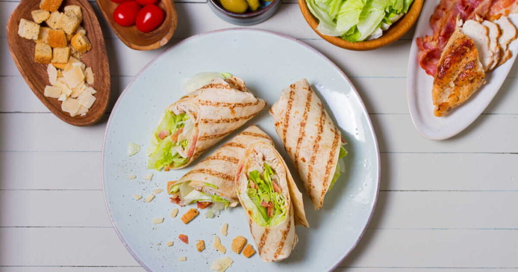 Wrap aux graines de chia et flocons d’avoine : une recette simple en trois ingrédients.
