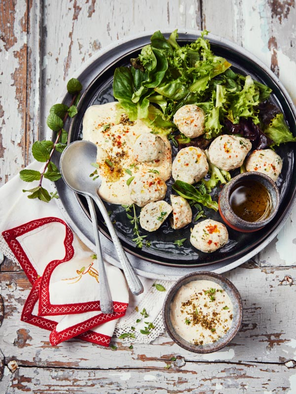 Boulettes de poulet à la grecque : une recette traditionnelle adoptée par les restaurants européens