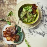 Houmous de petits pois et chips de feuilles de riz : une alternative saine pour les apéritifs.