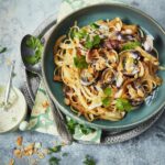 Linguines aux palourdes, citronnelle et lait de coco : une recette innovante de la cuisine méditerranéenne.