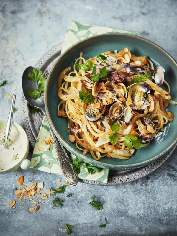 Linguines aux palourdes, citronnelle et lait de coco : une recette innovante de la cuisine méditerranéenne.