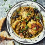 Poulet aux olives et chou pointu : une recette traditionnelle de la cuisine méditerranéenne.