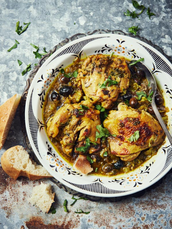Poulet aux olives et chou pointu : une recette traditionnelle de la cuisine méditerranéenne.