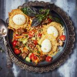 Salade aux œufs croustillants : une recette adoptée par les chefs français pour l&rsquo;été