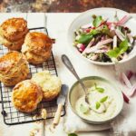 Scones salés et salade printanière : une nouvelle tendance culinaire au Royaume-Uni