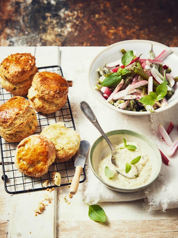 Scones salés et salade printanière : une nouvelle tendance culinaire au Royaume-Uni