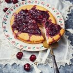 Sponge cake à la compotée de cerises : une recette traditionnelle revisitée en France.