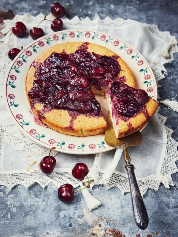 Sponge cake à la compotée de cerises : une recette traditionnelle revisitée en France.