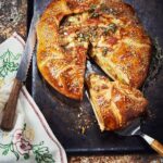 Tarte rustique aux oignons et pommes de terre nouvelles : une recette traditionnelle française.