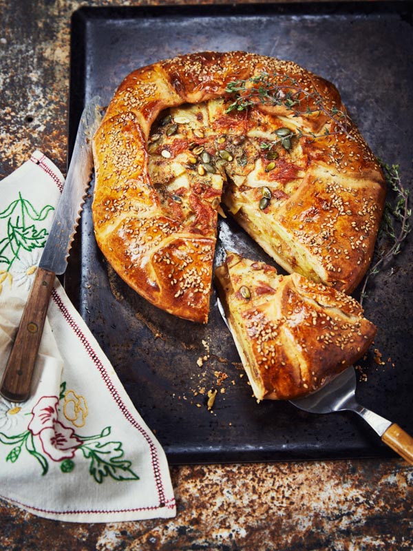 Tarte rustique aux oignons et pommes de terre nouvelles : une recette traditionnelle française.