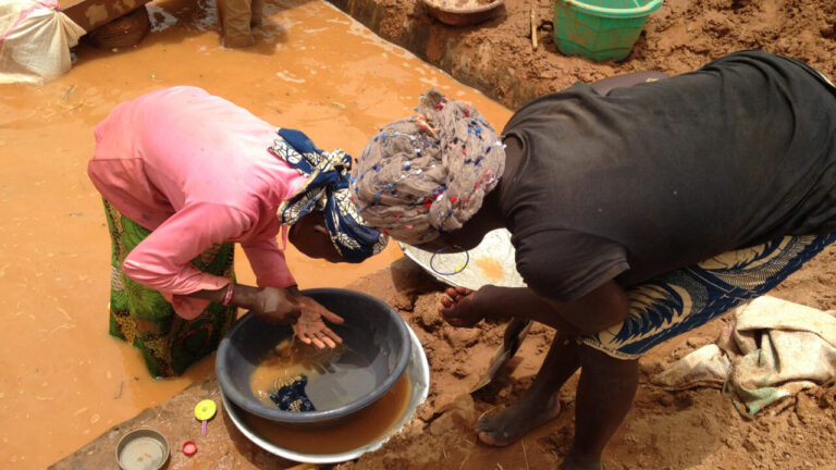Cameroun : la société civile critique les nouvelles mesures pour le secteur de l’or.