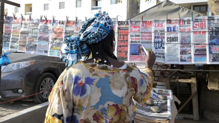 Manifestation à Dakar pour exiger des mesures contre les féminicides au Sénégal.