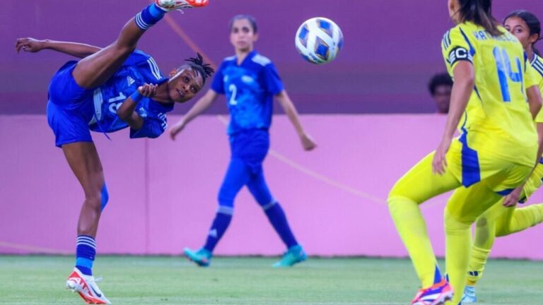 La progression du football féminin dans le monde arabe face aux défis institutionnels.