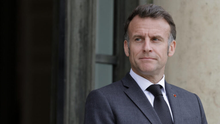 Emmanuel Macron rend hommage au capitaine Dreyfus et aux dreyfusards en France.