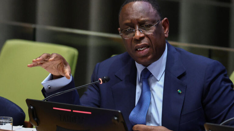 Controverse au Sénégal sur la visite de Macky Sall, tensions au sein de l’opinion publique.