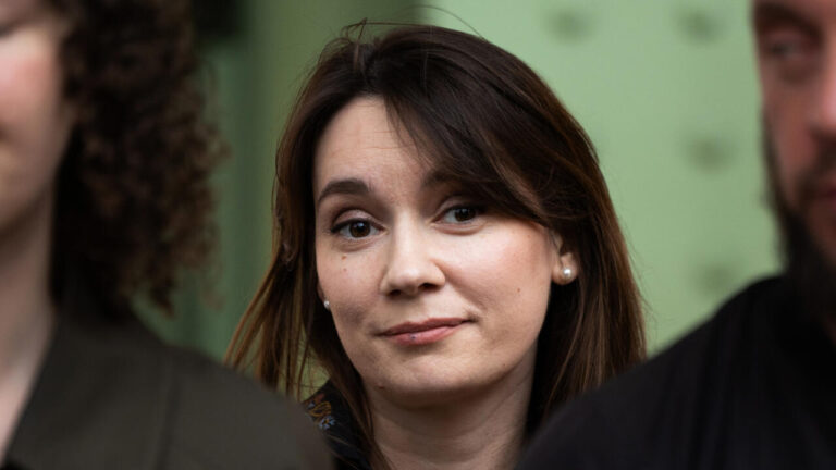 France : Xenia Fedorova, accusée d’être la « voix du Kremlin », menacée d’expulsion.