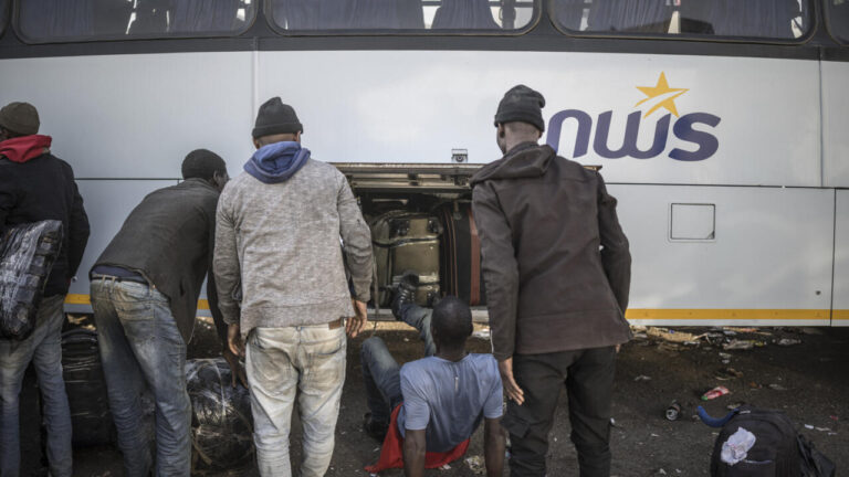 Xénophobie en Afrique du Sud : 78 000 Zimbabwéens fuient vers leur pays d’origine.