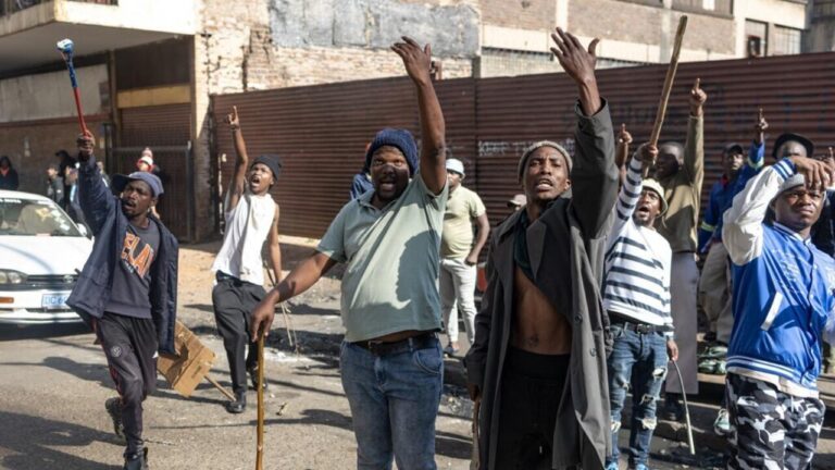 Vague de violences xénophobes en Afrique du Sud nuit à son image d’intégration régionale