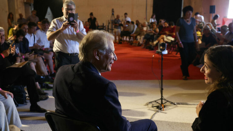 Dominique de Villepin cherche à rassembler des soutiens pour la présidentielle en France.