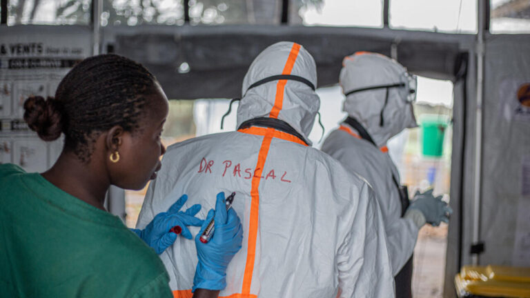 Ebola : l’OMS révise à la hausse l’évaluation de l’épidémie en Afrique.