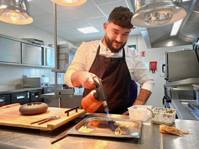 Vacances en Dordogne : Tòvera, restaurant reconnu pour sa cuisine audacieuse et locale.