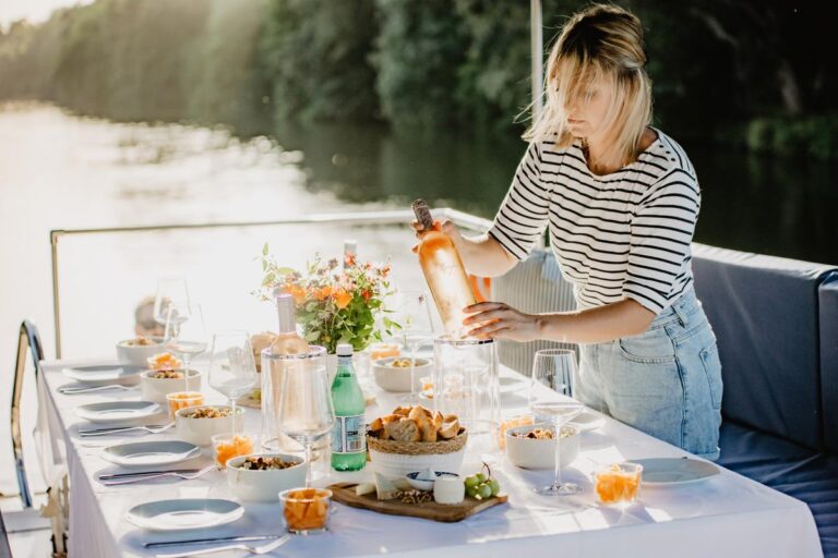 Vacances en Charente : trois restaurants les pieds dans l’eau sur île, péniche et guinguette