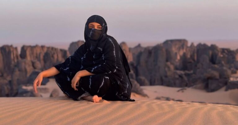 Inès Tazidert plaide pour un tourisme responsable dans le Sahara algérien.