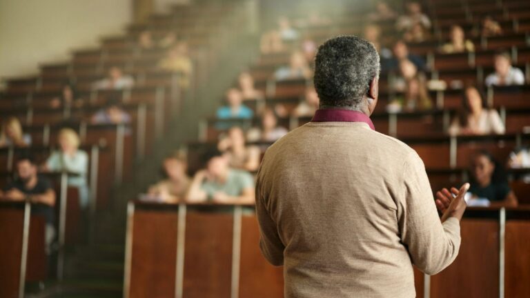 Relations professeurs-étudiants : les limites du consentement en milieu éducatif