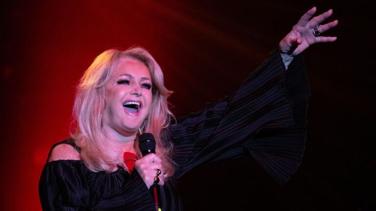Mort de Bonnie Tyler : retour sur l’histoire de « It’s a Heartache » et son succès mondial.