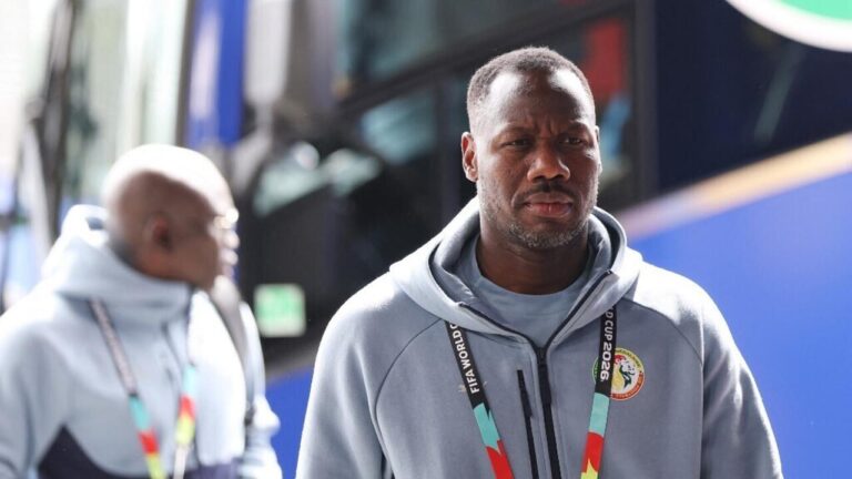 Sénégal : Pape Thiaw limogé après une performance décevante au Mondial.