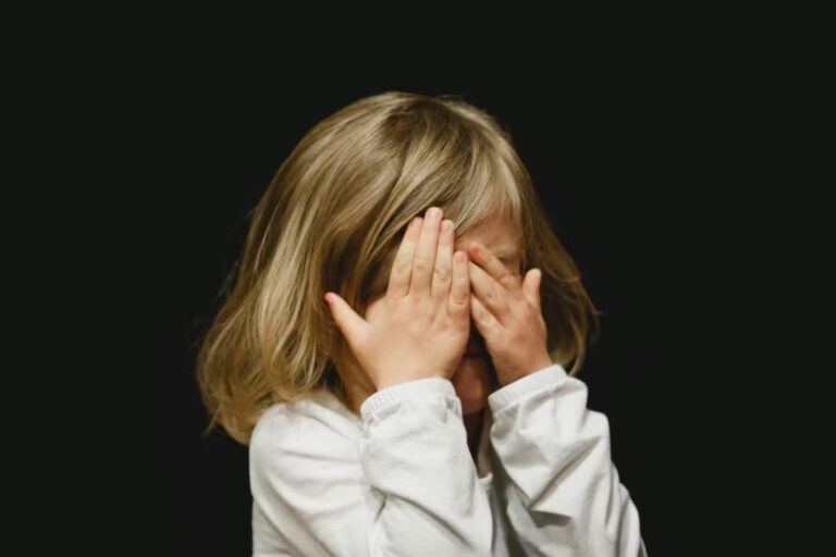 Les débats sur l’imprescriptibilité des crimes sexuels sur mineurs en France.