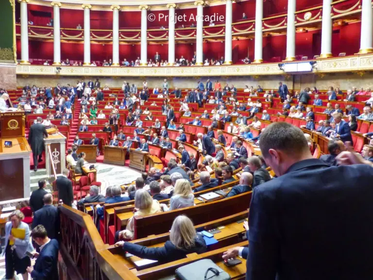 Adoption controversée de la présomption de légitime défense en France, conséquences incertaines