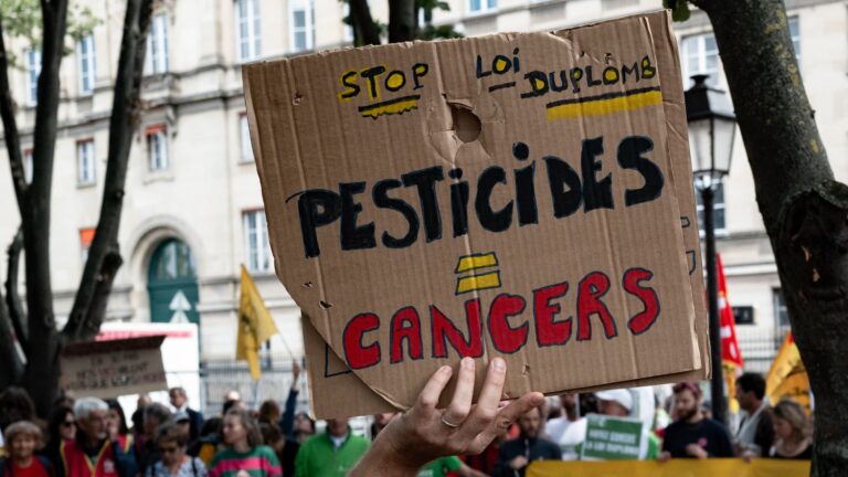 Pétition contre la loi d’urgence agricole : Générations futures appelle à un maximum de signatures.
