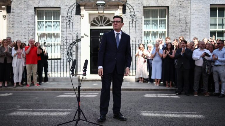 Andy Burnham annonce une promesse controversée pour le gouvernement britannique.