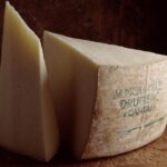 Canicules répétées : la production de fromages Cantal et Salers menacée par la sécheresse.