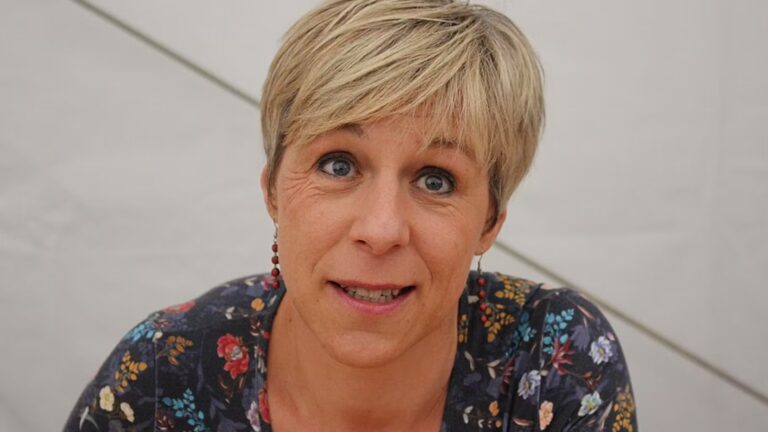 Agnès Ledig remet sa Légion d’honneur en réponse à la loi d’urgence agricole.
