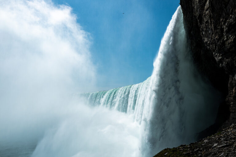Cinq méthodes pour explorer les chutes du Niagara en tant que destination touristique.