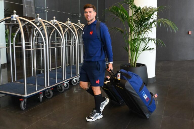 Matthieu Jalibert et Oscar Jegou ménagés lors du premier entraînement des Bleus au Japon.