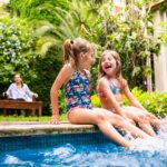 La couleur des maillots de bain des enfants influence le risque de noyade, selon des experts.