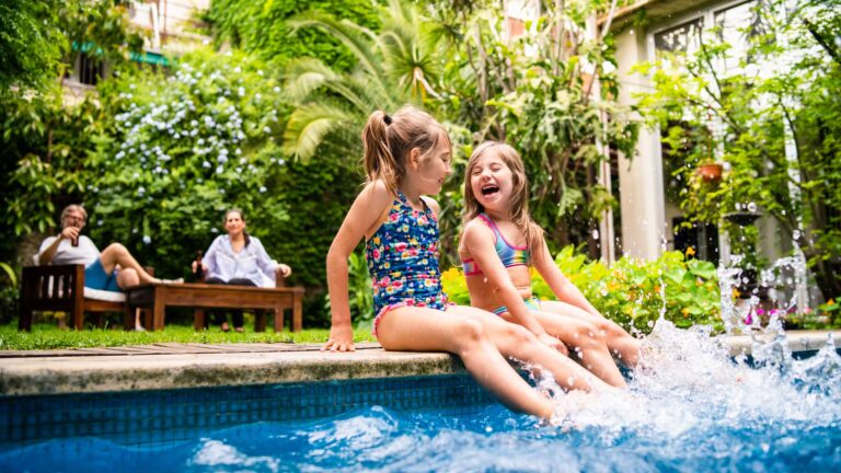 La couleur des maillots de bain des enfants influence le risque de noyade, selon des experts.