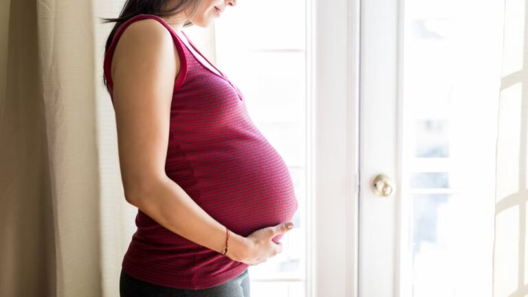 Une Australienne donne naissance à des quadruplées identiques, un cas très rare.