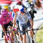 Le peloton épuisé face à des conditions extrêmes lors de la compétition cycliste.