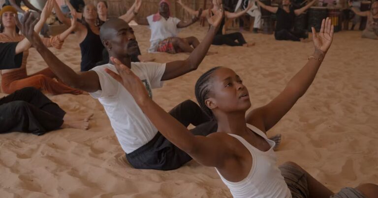 Sénégal : une école de danse explore l’équilibre des sables et la vitalité culturelle.