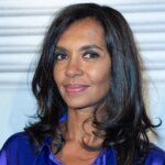 Karine Le Marchand adopte une robe longue tendance, un choix mode récurrent dans sa vie quotidienne.
