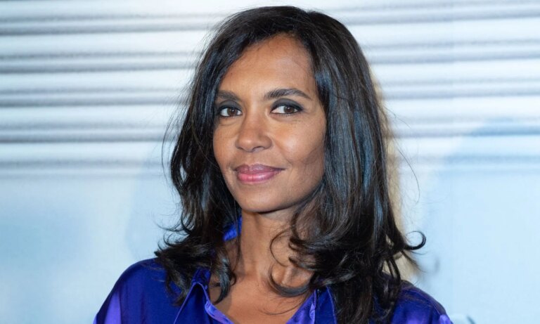 Karine Le Marchand adopte une robe longue tendance, un choix mode récurrent dans sa vie quotidienne.